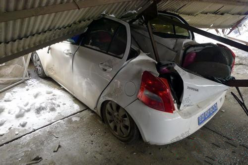 公司小區停車棚坍塌壓壞車輛造成損失，誰來買單？