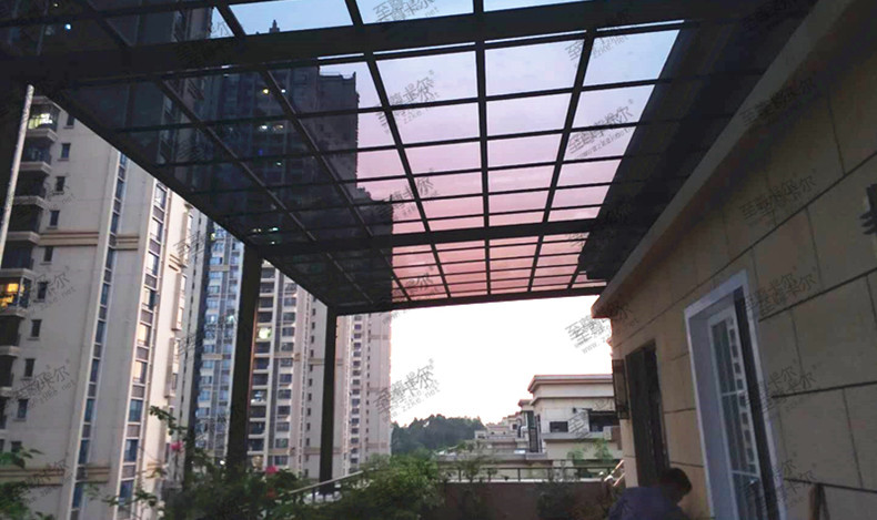 露臺(tái)后悔封玻璃頂了,你是不知道耐力板雨棚外的天空有多美