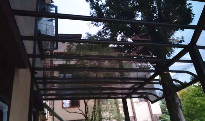 門(mén)前有棵樹(shù)，不想把樹(shù)砍了怎么搭建耐力板雨棚？