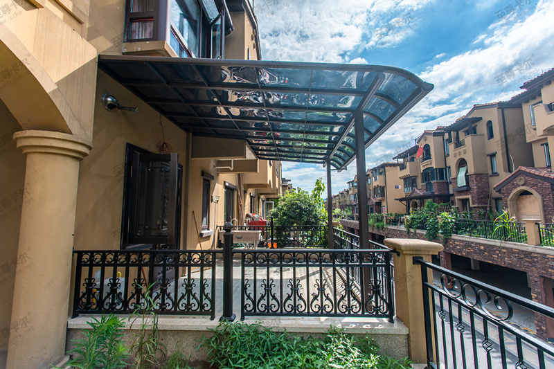 聚碳酸酯板雨棚不耐用？那是你不會選聚碳酸酯板