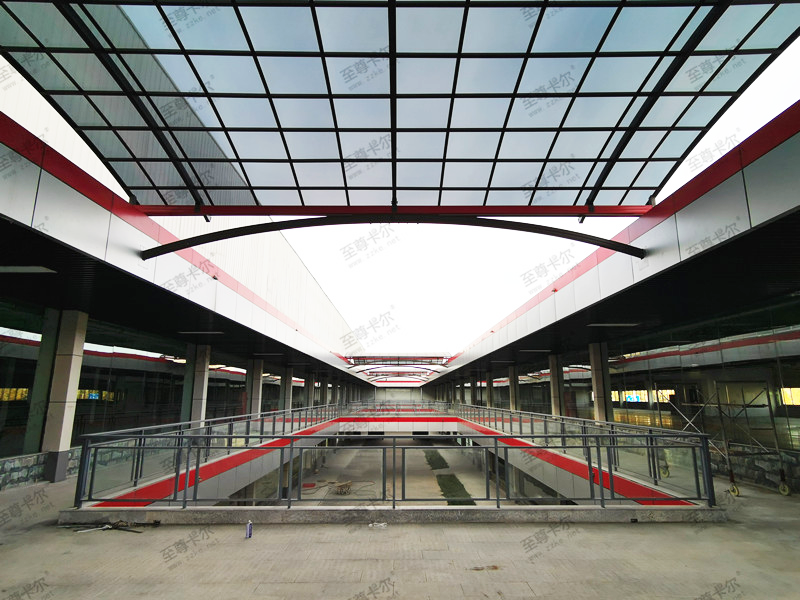 室外過道雨棚用耐力板雨棚做，不僅采光好還耐用