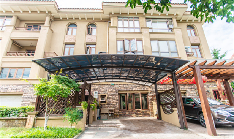 造價一億的別墅都裝什么樣的車棚？